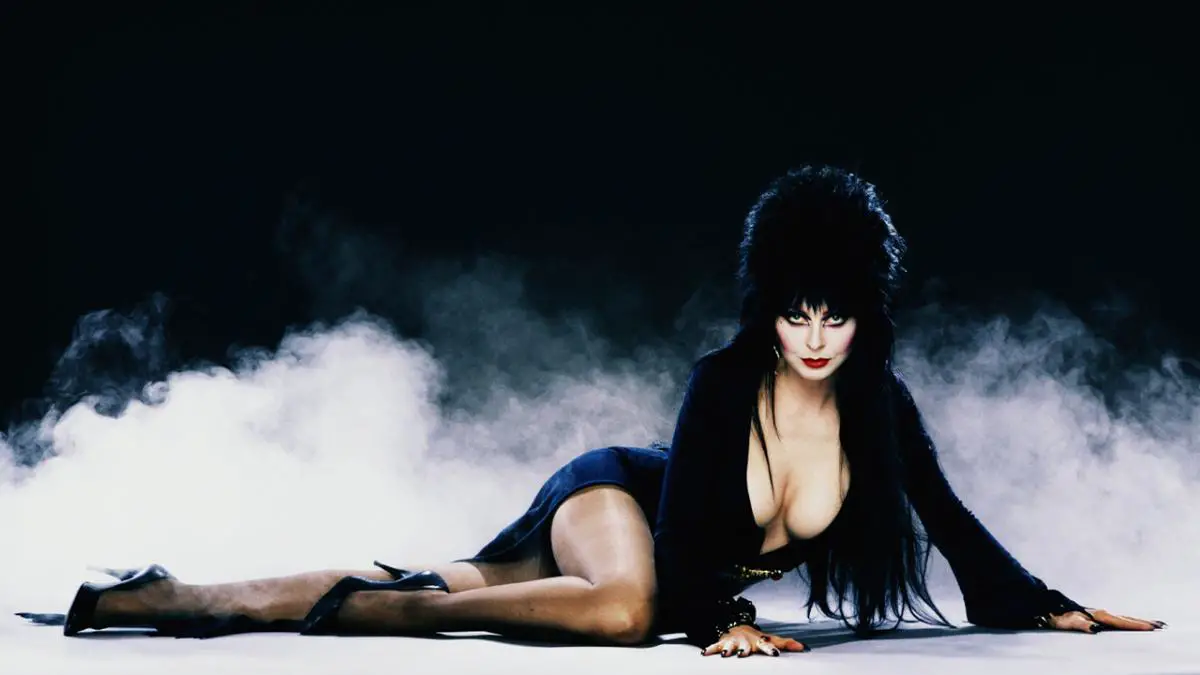 Elvira - A Rainha das Trevas (Mistress of the Dark, 1989) pelo estúdio Maga (Televisão (Globo)/DVD/Netflix). Em tela a voluptuosa Cassandra Peterson (Elvira) dublada com maestria por Patrícia Scalvi.
